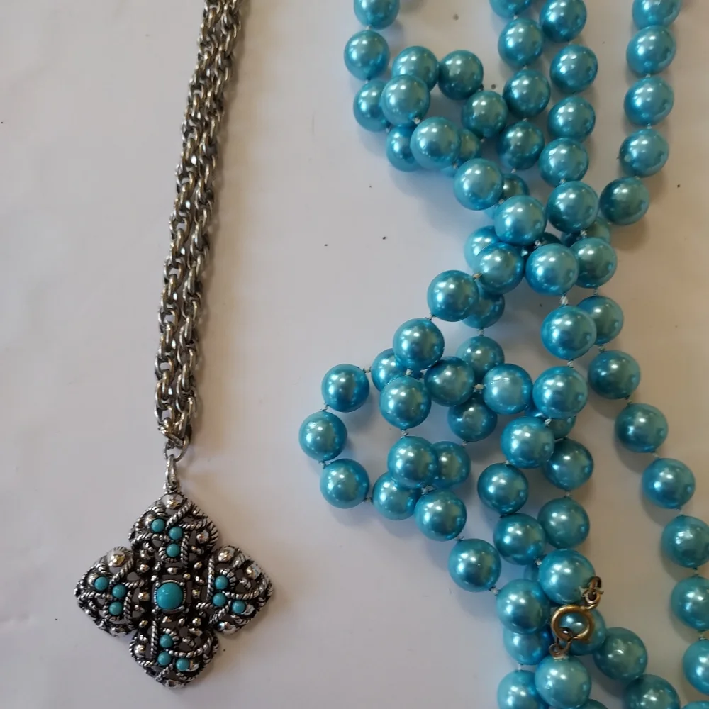 Lot of 4 Vintage Necklaces- Blues & Whites - Picture 2 of 3